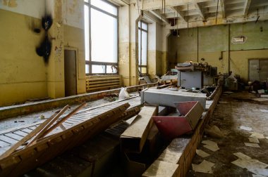 Terk edilmiş bir çöp yığını binasında fotoğraf, kapalı bir gecekondu mahallesinde toprak.