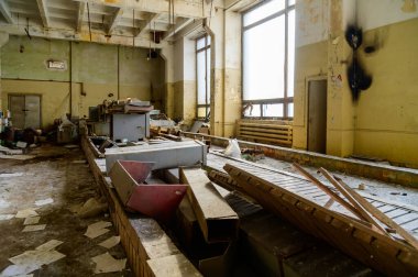 Terk edilmiş bir çöp yığını binasında fotoğraf, kapalı bir gecekondu mahallesinde toprak.