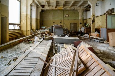 Terk edilmiş bir çöp yığını binasında fotoğraf, kapalı bir gecekondu mahallesinde toprak.