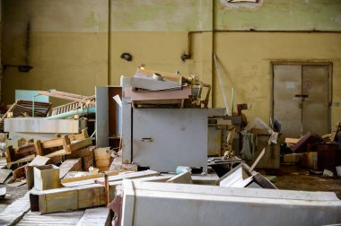 Terk edilmiş bir bitkinin çöpleriyle dolu bir odanın fotoğrafı. Gecekondular, atıklar.