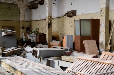 Terk edilmiş bir bitkinin çöpleriyle dolu bir odanın fotoğrafı. Gecekondular, atıklar.