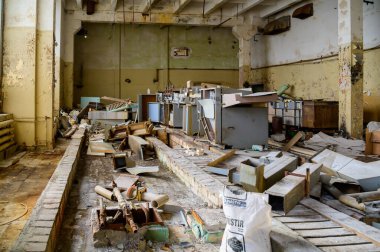 Terk edilmiş bir fabrikanın gecekondu mahallesindeki bir çöplüğün fotoğrafı.