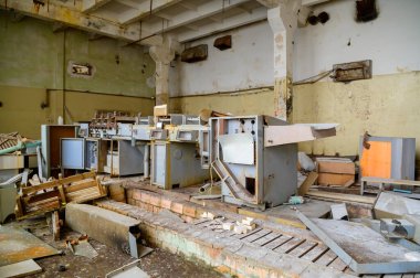 Terk edilmiş bir fabrikanın gecekondu mahallesindeki bir çöplüğün fotoğrafı.