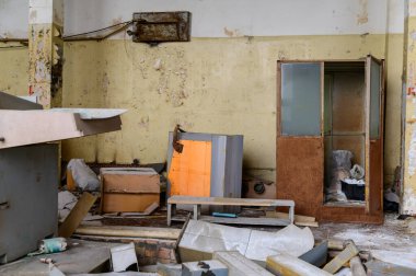 Terk edilmiş bir fabrikanın gecekondu mahallesindeki bir çöplüğün fotoğrafı.