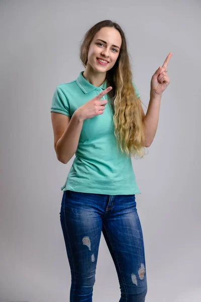 Foto Vertical Una Hermosa Joven Con Pelo Largo Una Blusa —  Fotos de Stock