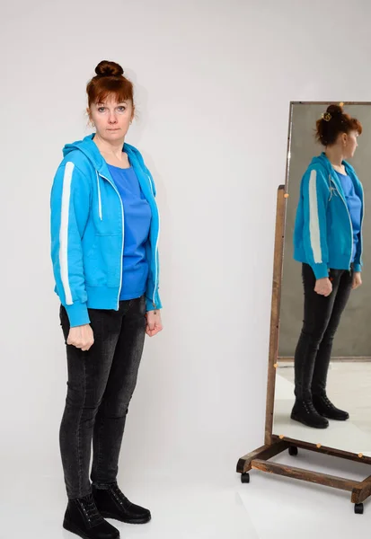Вертикальное Фото Женщины Синей Блузке Джинсах Стоящей Перед Зеркалом Белом — стоковое фото