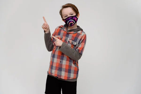 Cooles Foto Eines Jährigen Teenagers Maske Und Kariertem Hemd Auf — Stockfoto