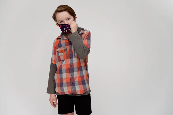 Cool Foto Årig Teenager Dreng Maske Plaid Skjorte Hvid Baggrund - Stock-foto