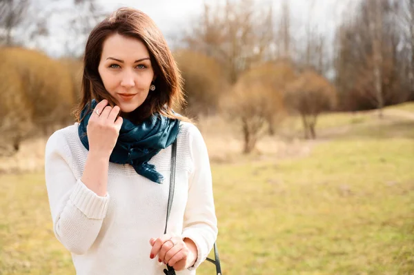 Portret Brunetki Stojącej Parku Białym Swetrze Chodzącej Ulicy Tle Drzew — Zdjęcie stockowe