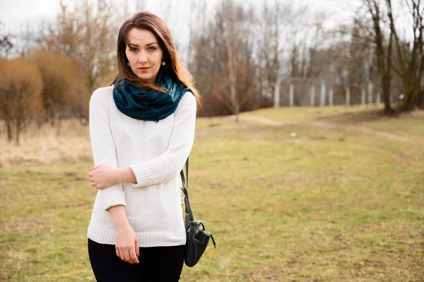 Portrét Brunetky Dívka Stojící Parku Bílém Svetru Chůze Ulici Pozadí — Stock fotografie