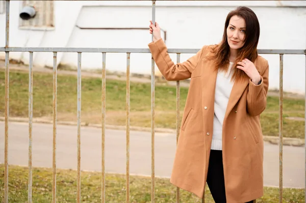 Portrét Brunetky Dívky Stojící Parku Béžovém Kabátě Procházka Ulicí Pozadí — Stock fotografie