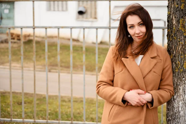 Porträtt Brunett Flicka Som Står Park Beige Rock Gata Bakgrund — Stockfoto