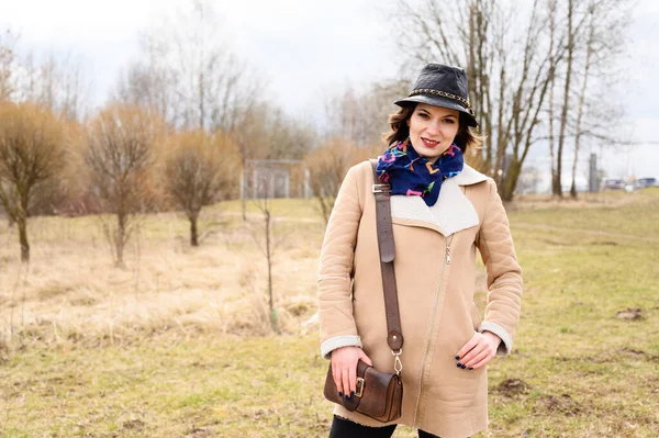 Foto Porträtt Promenad Brunett Flicka Hatt Beige Rock Parken Soligt — Stockfoto