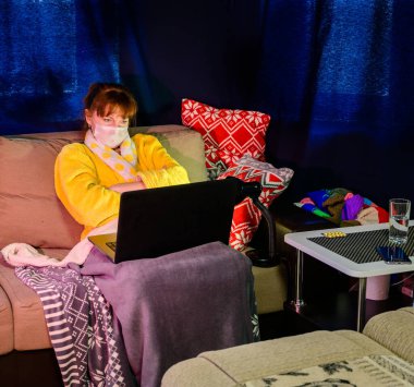 Kadın ev maskesi Coronavirus dizüstü bilgisayarını karantinaya aldı