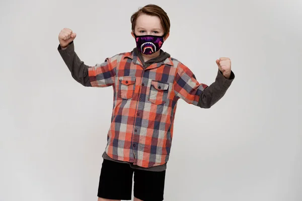Portret Van Een Tiener Jongen Een Masker Een Geruite Shirt — Stockfoto