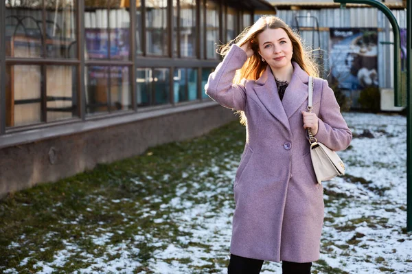 Foto Vit Flicka Med Långt Vackert Hår Utomhus Rosa Rock — Stockfoto