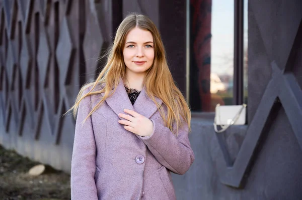 Porträtt Blond Vit Flicka Med Långt Vackert Hår Utomhus Rosa — Stockfoto