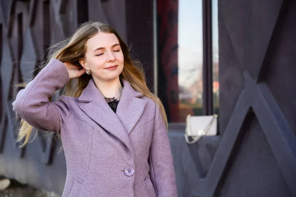 Porträtt Blond Vit Flicka Med Långt Vackert Hår Utomhus Rosa — Stockfoto