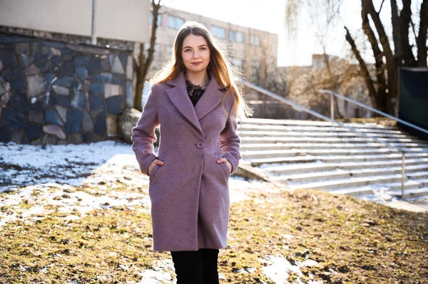 Porträtt Vacker Vit Blond Flicka Med Långt Vackert Hår Utomhus — Stockfoto