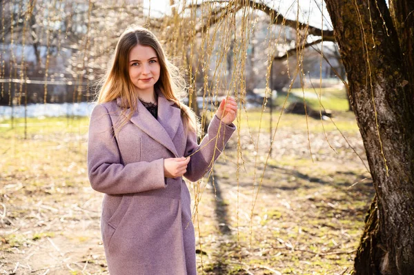 Porträtt Ganska Leende Vit Blond Flicka Med Långt Vackert Hår — Stockfoto