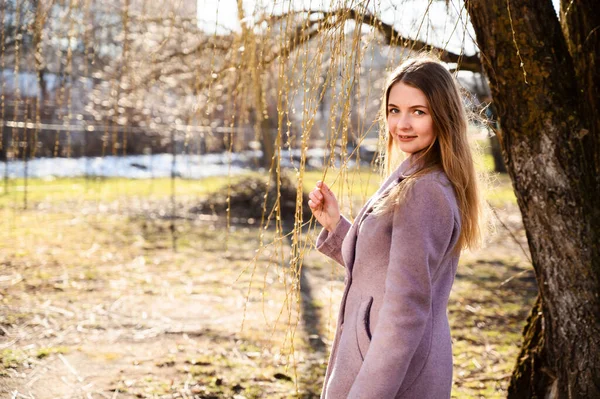 Portrét Krásné Usmívající Bělošky Blondýny Dlouhými Krásnými Vlasy Venku Růžovém — Stock fotografie