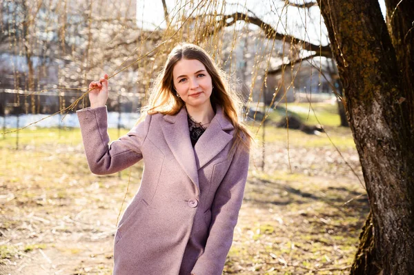 Portret Ślicznej Uśmiechniętej Białej Blondynki Długimi Pięknymi Włosami Zewnątrz Różowym — Zdjęcie stockowe