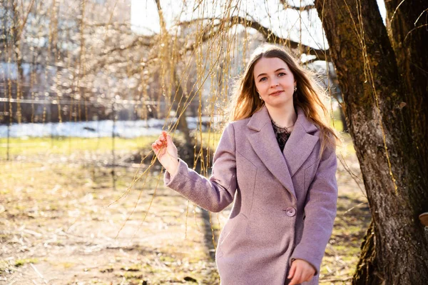 Porträtt Ganska Leende Poserande Blond Vit Flicka Med Långt Vackert — Stockfoto