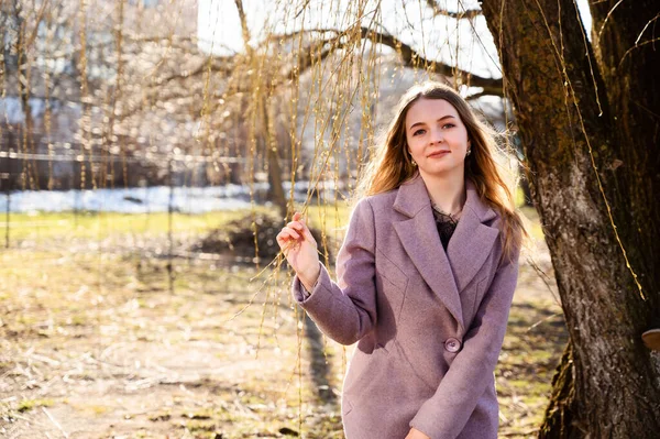 Porträtt Ganska Leende Poserande Blond Vit Flicka Med Långt Vackert — Stockfoto