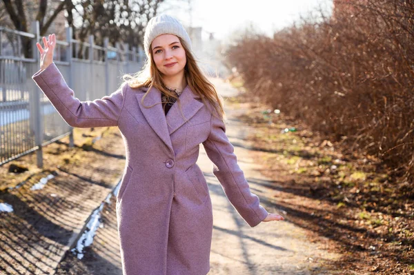 Porträtt Söt Leende Poserande Blond Vit Flicka Vit Hatt Med — Stockfoto