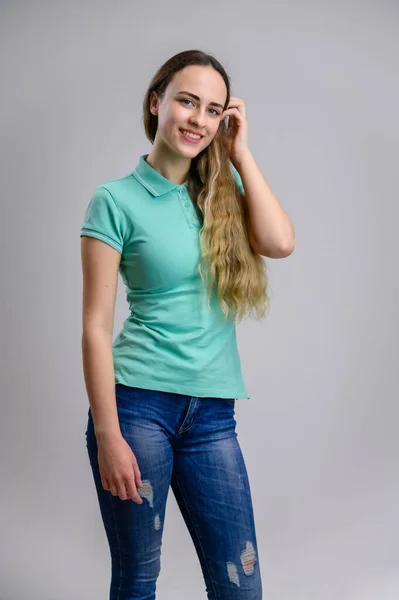 Pionowe Zdjęcie Ładnej Dziewczyny Długimi Pięknymi Włosami Uśmiechem Turkusowej Bluzce — Zdjęcie stockowe