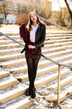 Açık havada duyguları olan gülümseyen güzel bir kızın tam boy bahar portresi. Model kameranın önünde mutluluğu gösterir