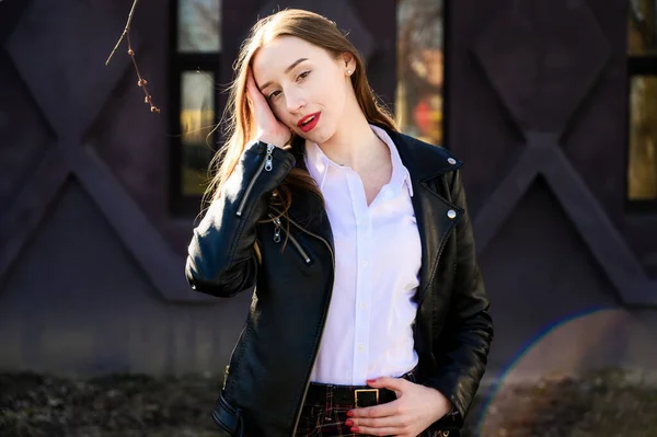 Retrato Primavera Uma Menina Bonita Sorridente Com Emoções Livre Sol — Fotografia de Stock