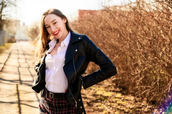 Retrato Primavera Uma Menina Bonita Sorridente Com Emoções Sol Livre — Fotografia de Stock