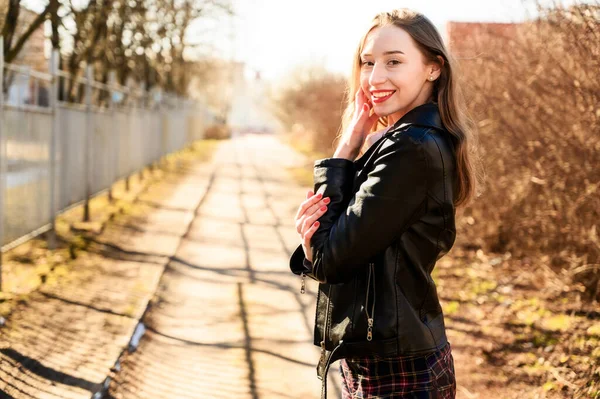 Retrato Primavera Uma Menina Bonita Sorridente Com Emoções Sol Livre — Fotografia de Stock