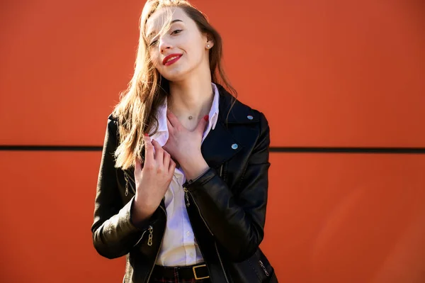 Retrato Primavera Uma Menina Bonita Sorridente Com Emoções Sol Livre — Fotografia de Stock