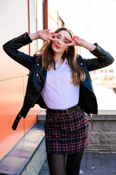 Vertical Primavera Retrato Uma Menina Bonita Sorridente Com Emoções Sol — Fotografia de Stock