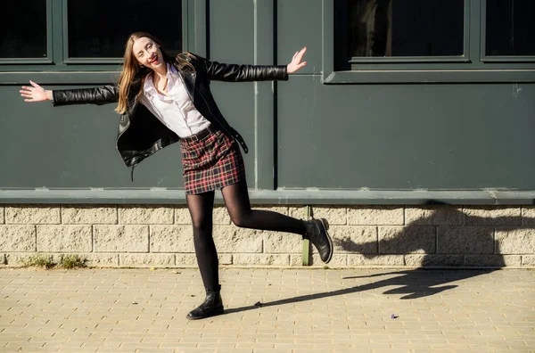 Bella Modella Che Posa Scherzosamente Davanti Alla Telecamera Foto Primavera — Foto Stock