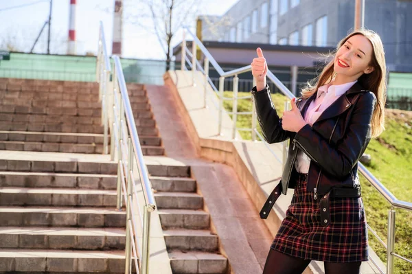 Primavera Foto Verticale Una Bella Ragazza Felice Sorridente Con Emozioni — Foto Stock