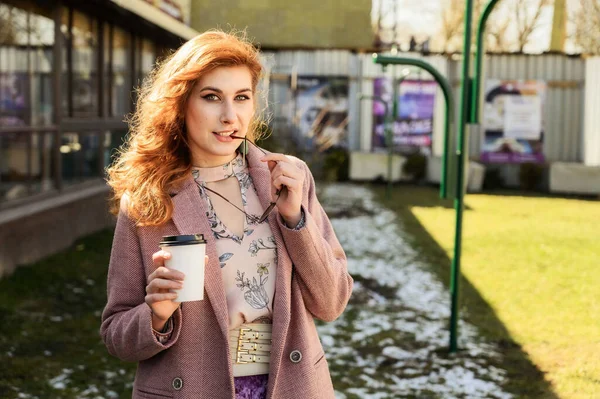 Foto Fashionabel Vacker Kvinna Med Långt Hår Vårstaden Solen Utomhus — Stockfoto