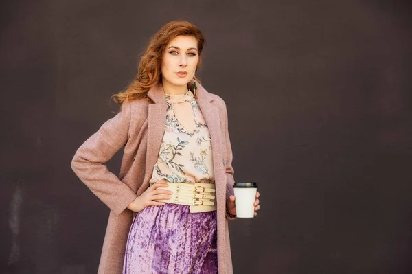 Foto Una Hermosa Mujer Moda Con Pelo Largo Ciudad Primavera — Foto de Stock