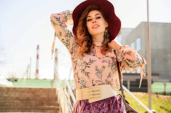 Foto Uma Bela Mulher Elegante Com Cabelos Longos Chapéu Fundo — Fotografia de Stock