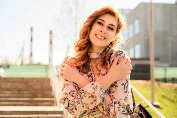 Retrato Uma Mulher Bonita Elegante Feliz Com Cabelos Longos Fundo — Fotografia de Stock