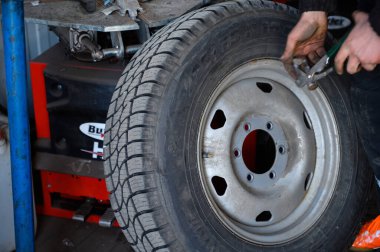 Minsk, Belarus - 25 Mart 2020: bir araba servisinde tekerlek tamiri. Şehirdeki lastik montajının fotoğrafı..