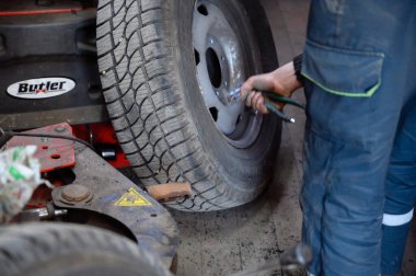 Minsk, Belarus - 25 Mart 2020: bir araba servisinde tekerlek tamiri. Şehirdeki lastik montajının fotoğrafı..