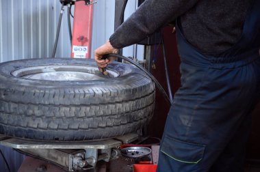 Minsk, Belarus - 25 Mart 2020: bir araba servisinde tekerlek tamiri. Şehirdeki lastik montajının fotoğrafı..