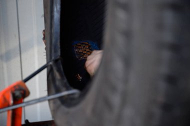 Minsk, Belarus - 25 Mart 2020: bir araba servisinde tekerlek tamiri. Şehirdeki lastik montajının fotoğrafı..