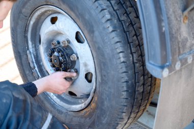 Minsk, Belarus - 25 Mart 2020: bir araba servisinde tekerlek tamiri. Şehirdeki lastik montajının fotoğrafı..