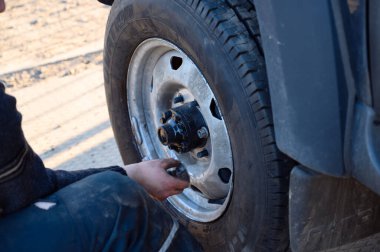 Minsk, Belarus - 25 Mart 2020: bir araba servisinde tekerlek tamiri. Şehirdeki lastik montajının fotoğrafı..