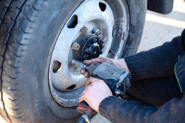 Minsk, Belarus - 25 Mart 2020: bir araba servisinde tekerlek tamiri. Şehirdeki lastik montajının fotoğrafı..
