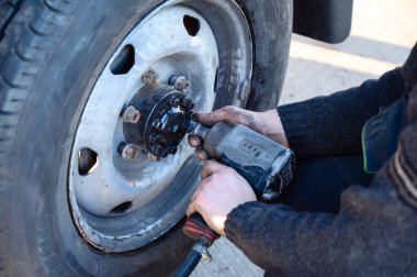 Minsk, Belarus - 25 Mart 2020: bir araba servisinde tekerlek tamiri. Şehirdeki lastik montajının fotoğrafı..